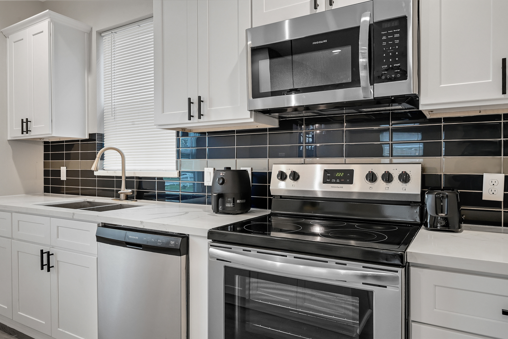 Brand New Duplex Close to All Major Attractions photo 3