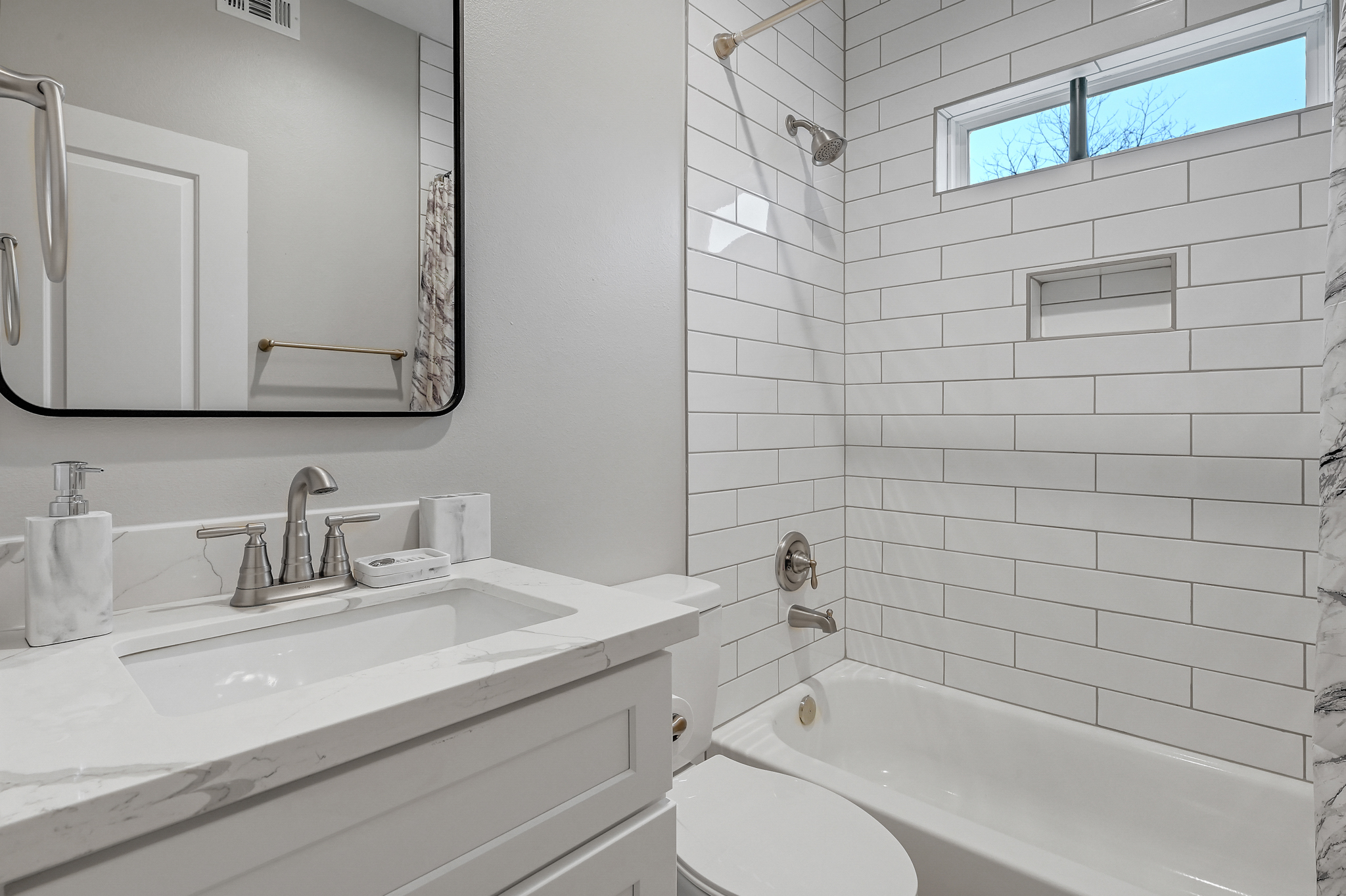 Brand New Duplex Close to All Major Attractions photo 4