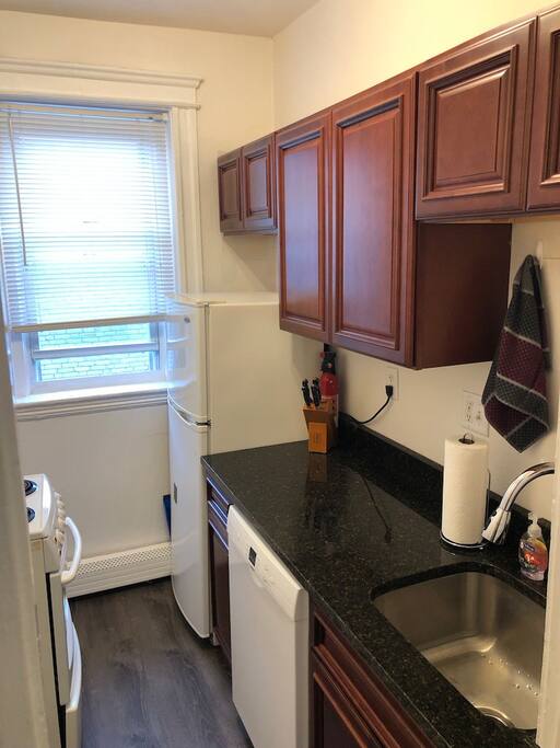 The Strathmore 15 | 1BR 1B w/AC | Private photo 5
