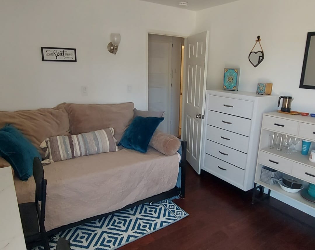 Light, bright 1-br apt - whole place, kitchenette photo 2