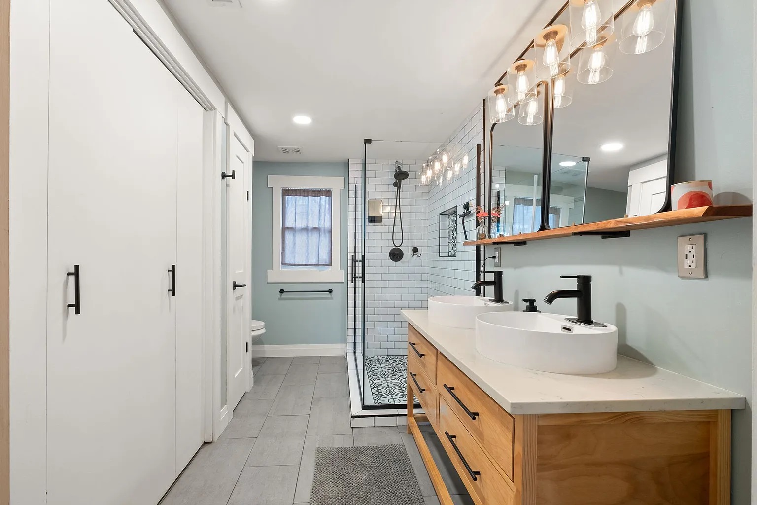 Beautifully renovated 2 bedrooms 2 bath photo 4