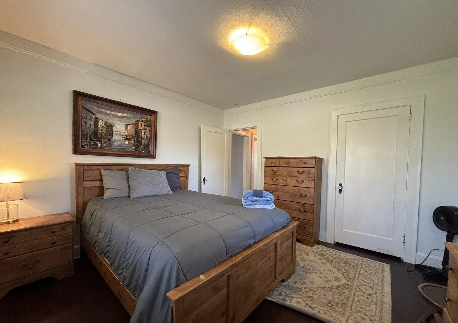 A warm and inviting 2 bedrooms home photo 2