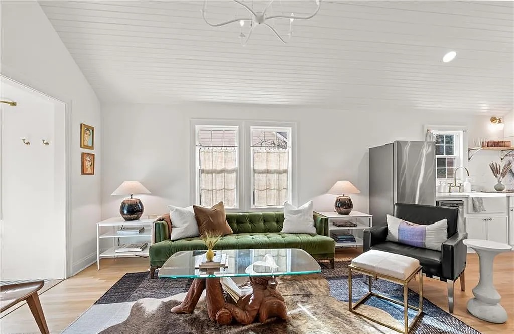 FULL remodeled 2 bedrooms home photo 3