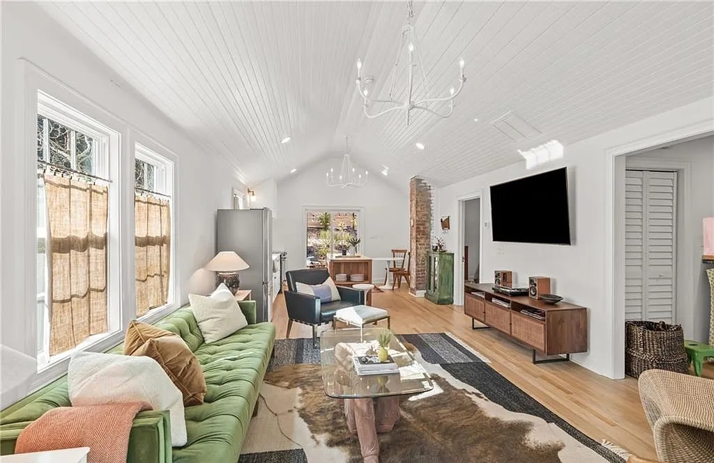 FULL remodeled 2 bedrooms home photo 4