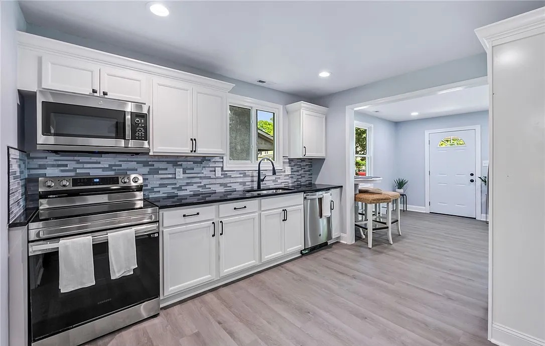 A fully renovated 2 beds gem photo 3