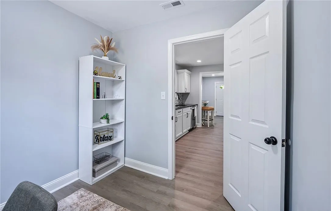 A fully renovated 2 beds gem photo 5