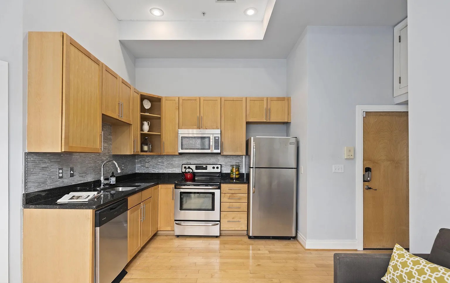 Fantastic 2 bedroom 2 bath nice condo photo 2