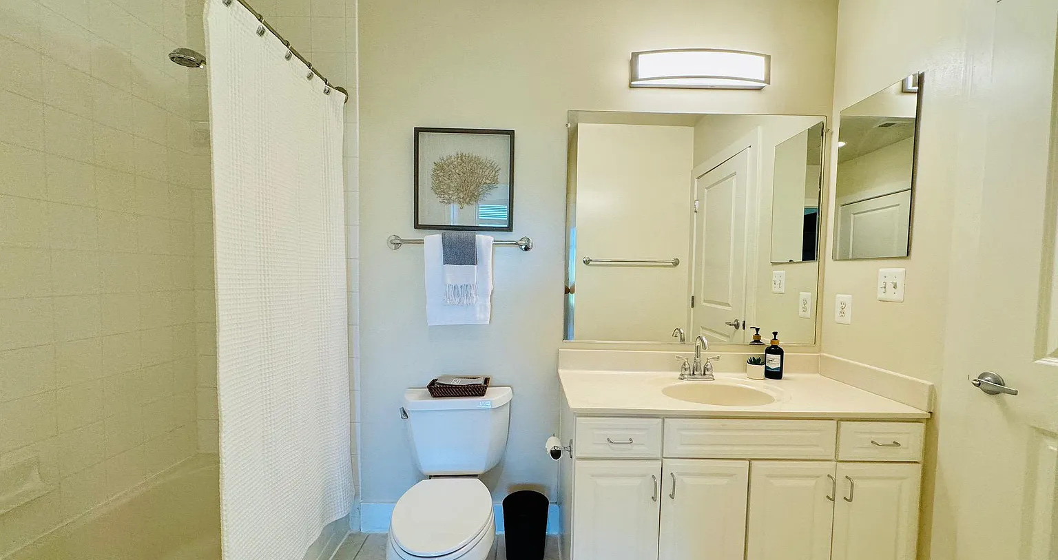 This home is a charming with 2 bedrooms photo 3
