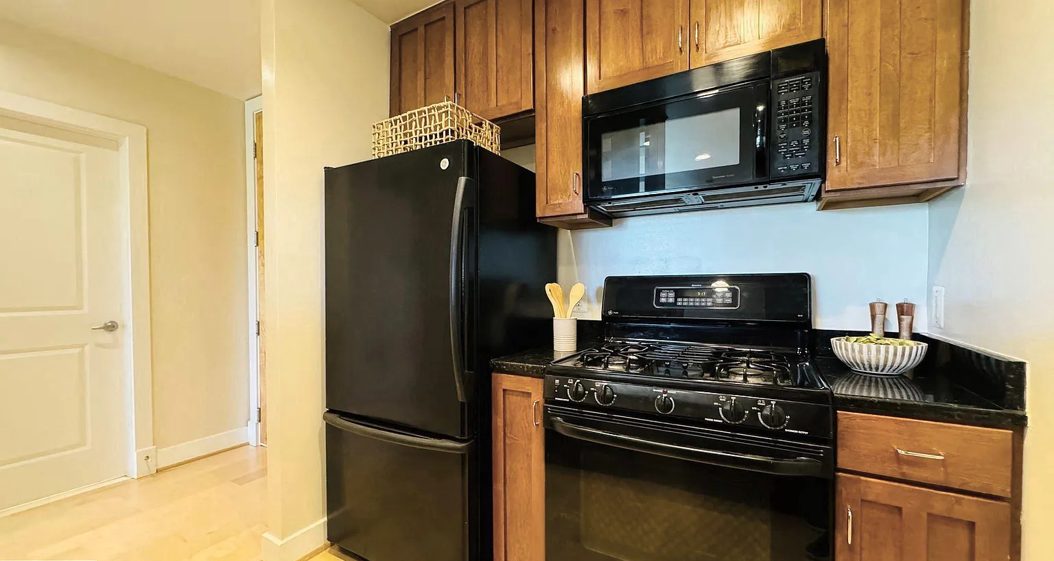 This home is a charming with 2 bedrooms photo 4