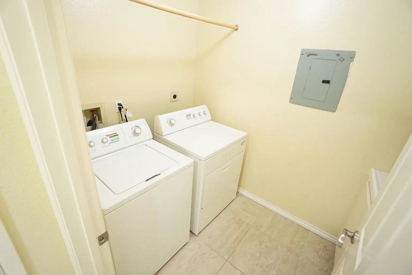 2 bedrooms home with parking photo 2