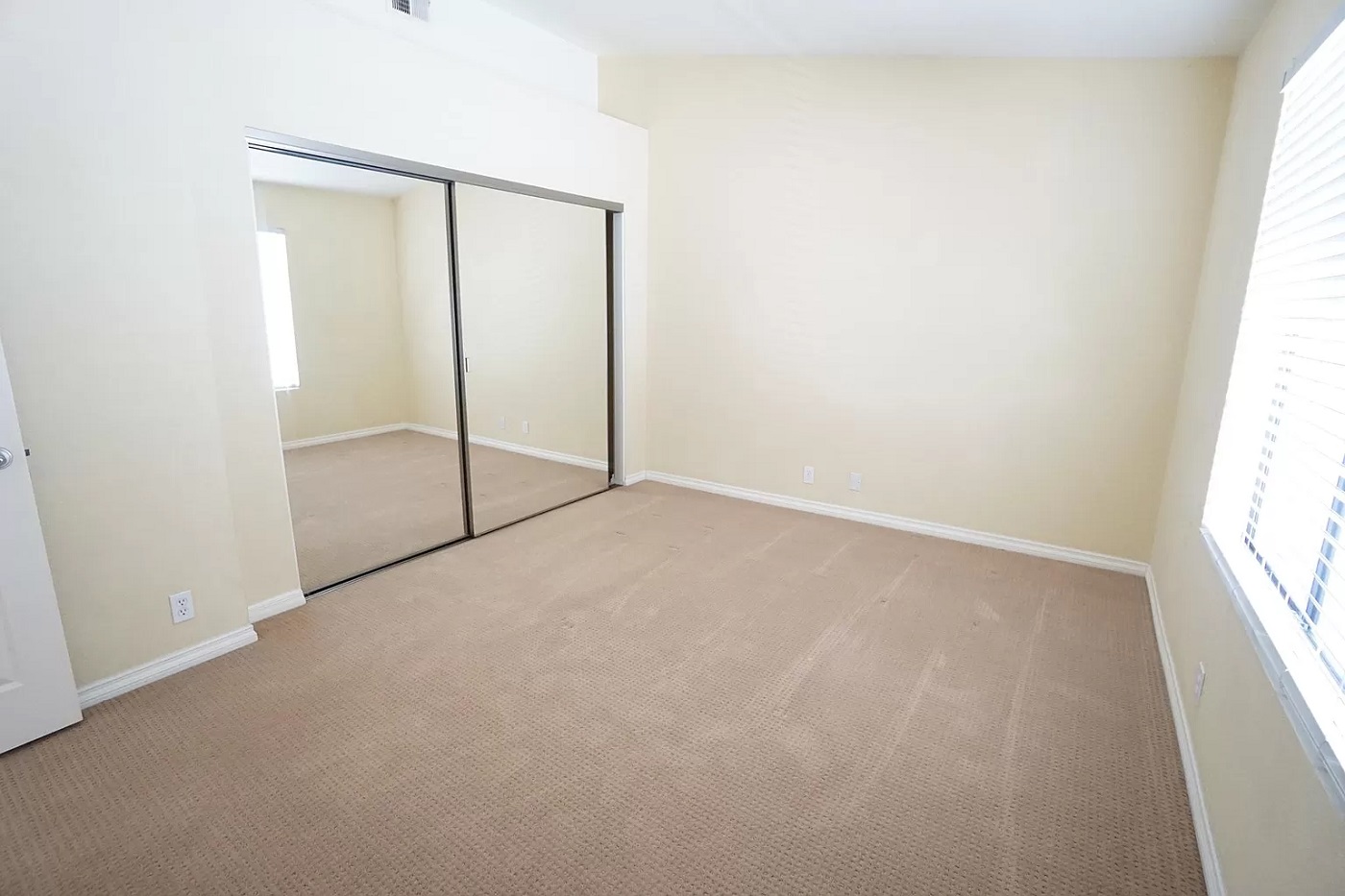 2 bedrooms home with parking photo 4