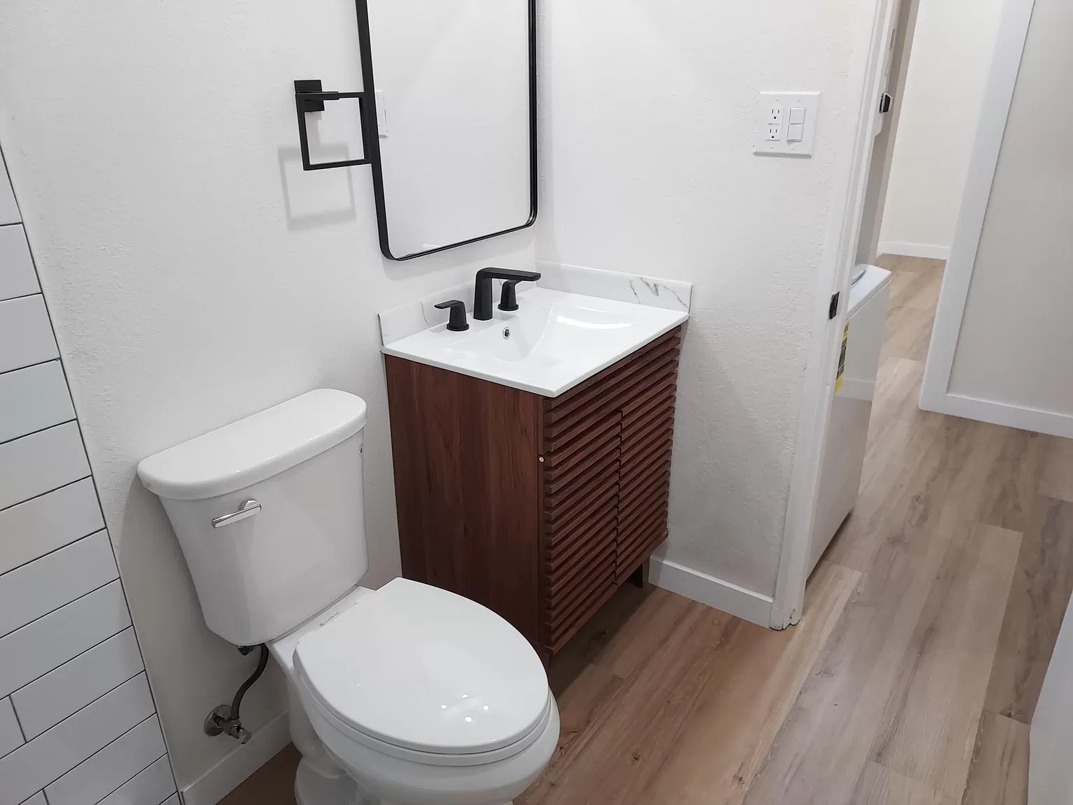 Beautifully and remodeled 1 bedroom 1 bath home photo 3