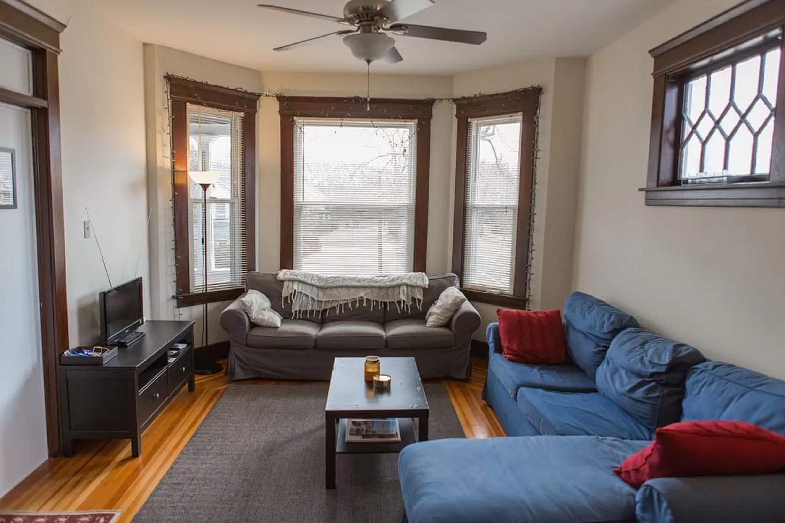 Elegant and renovated 2 bedrooms home photo 4