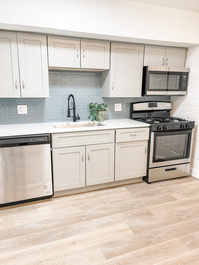 This 2 beds home was recently renovated photo 2