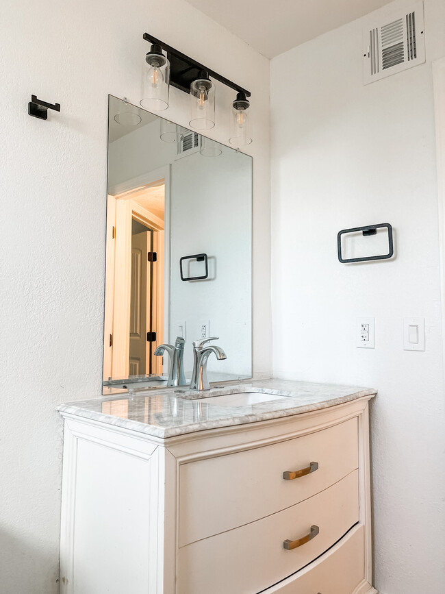 This 2 beds home was recently renovated photo 5