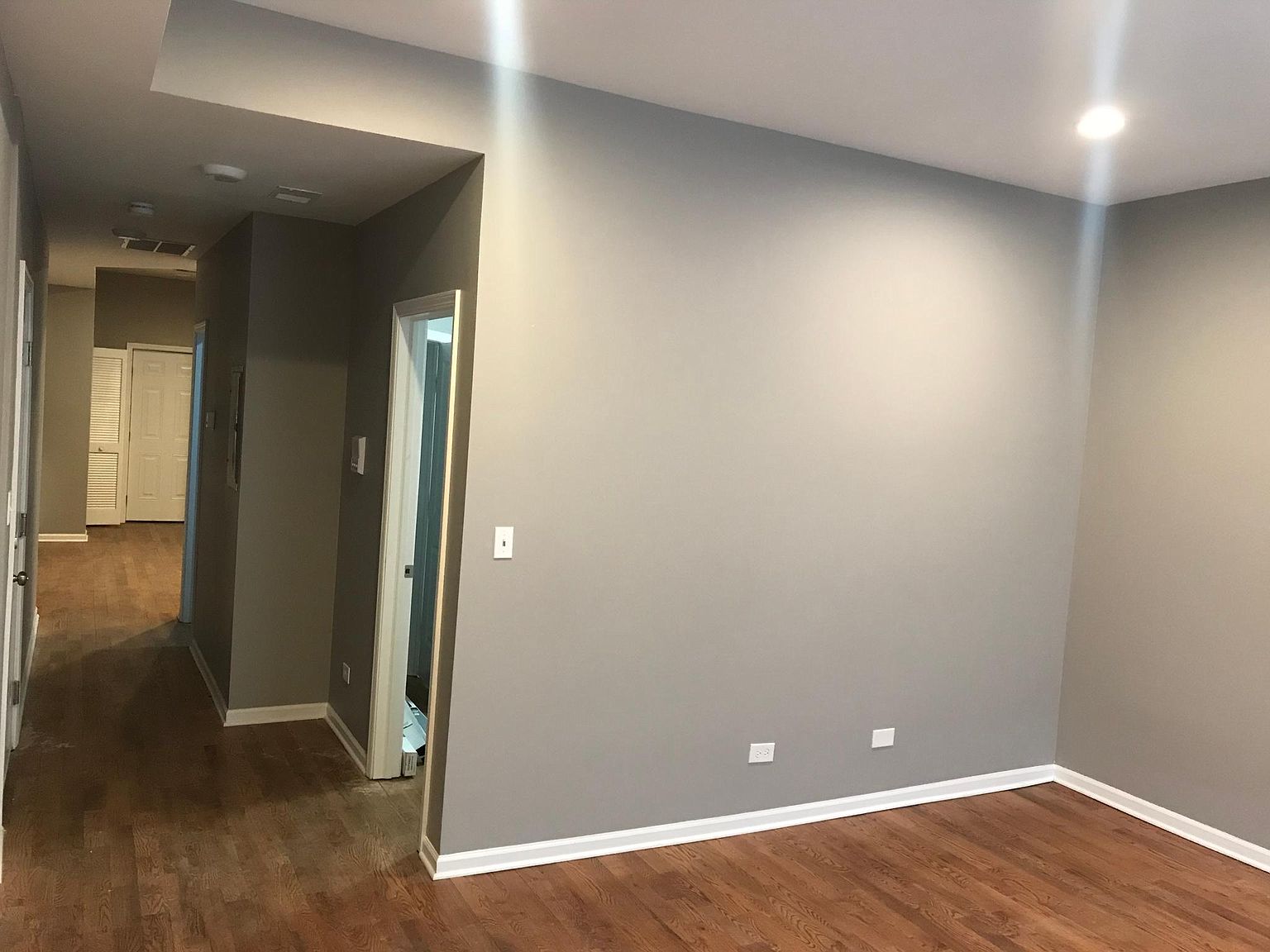 RENOVATED 2BED 2 BATH LOCATED CLOSE TO EVRYTHING photo 4