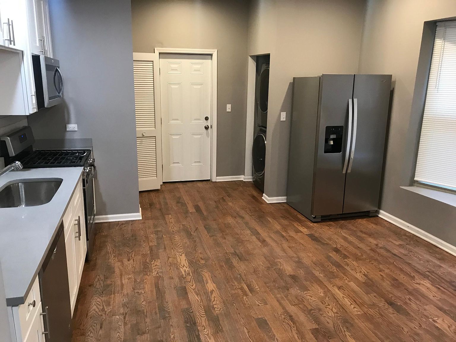 RENOVATED 2BED 2 BATH LOCATED CLOSE TO EVRYTHING photo 3