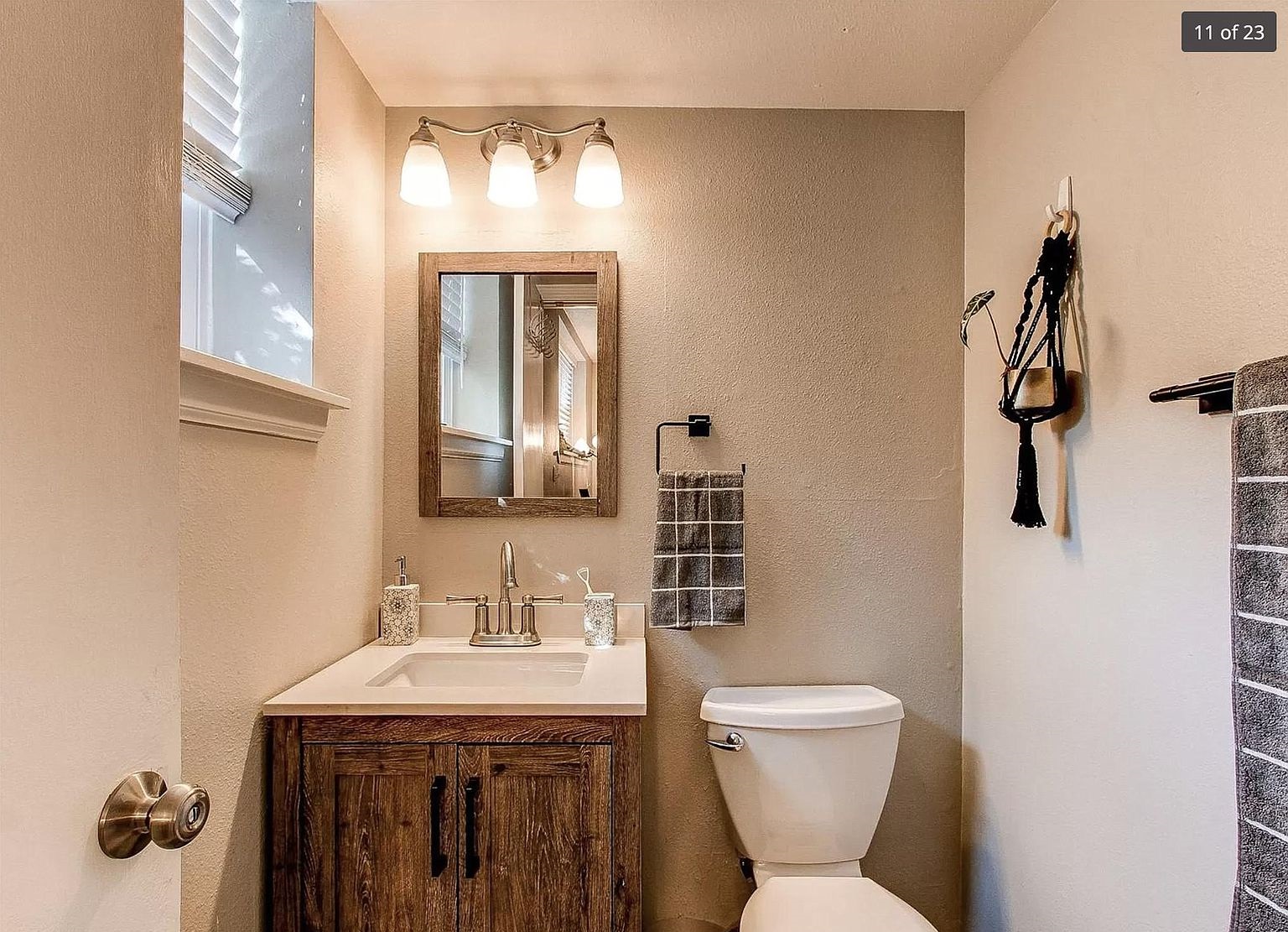 Fully remodeled 2bedroom 2bathroom home photo 2