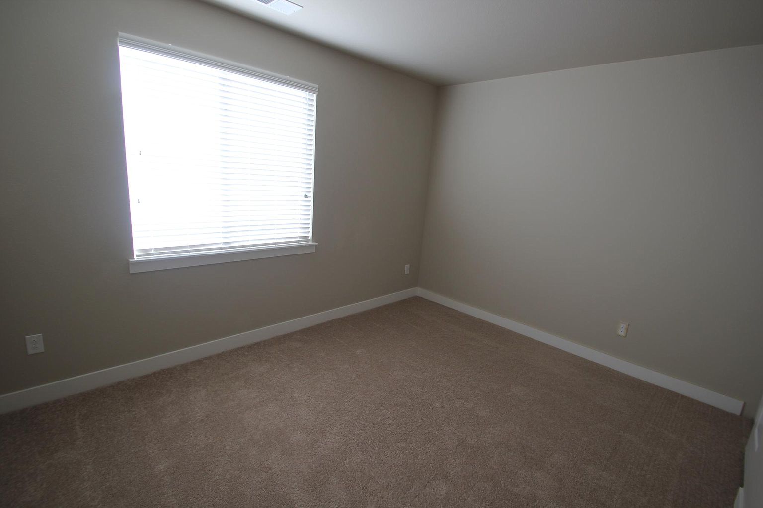 Available 2Bedrooms and 2full bathrooms photo 4