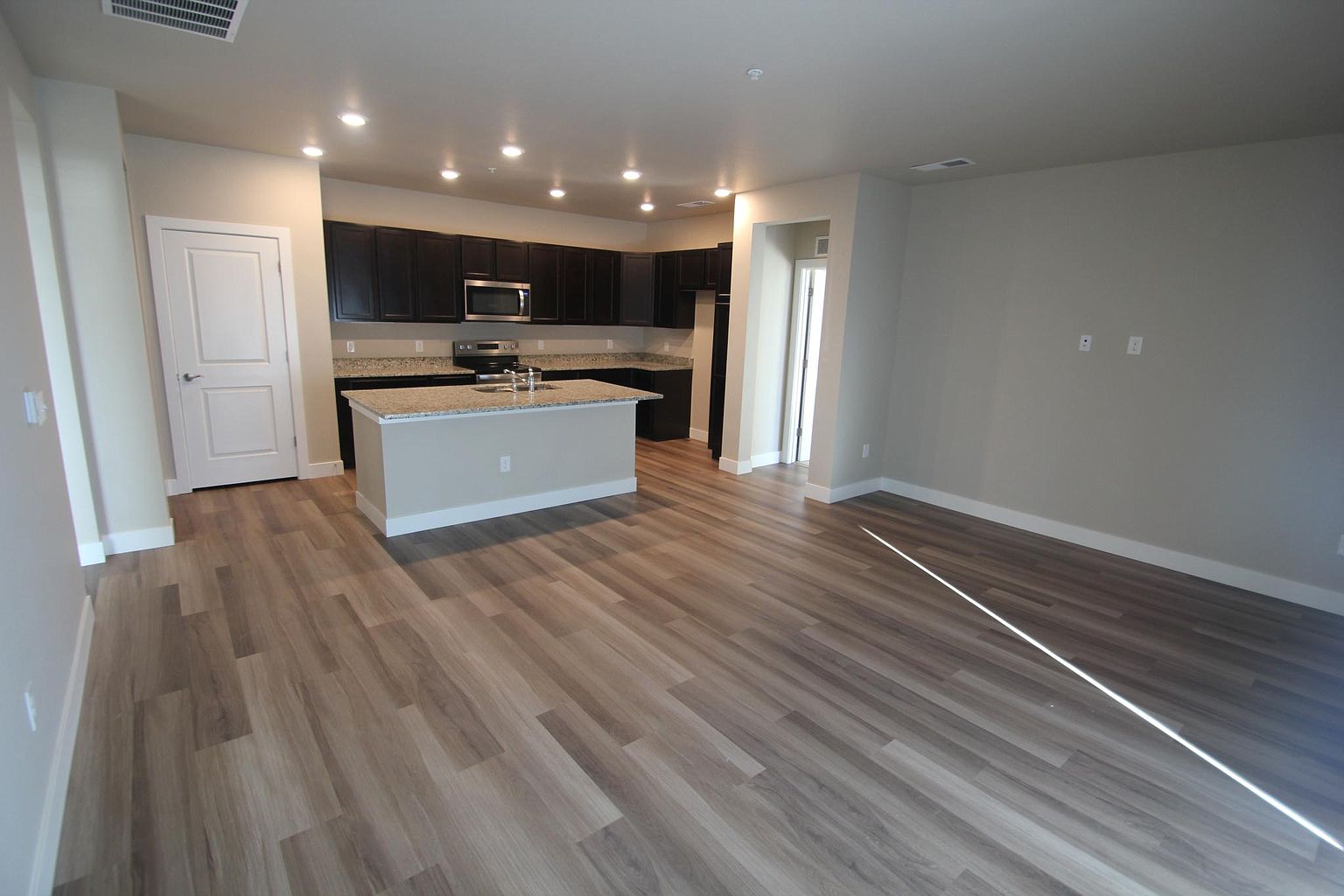 Available 2Bedrooms and 2full bathrooms photo 5