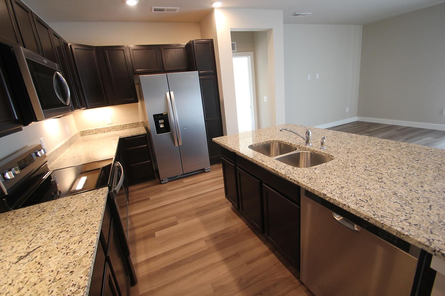 Available 2Bedrooms and 2full bathrooms photo 3