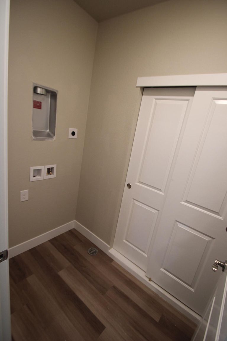 Available 2Bedrooms and 2full bathrooms photo 2