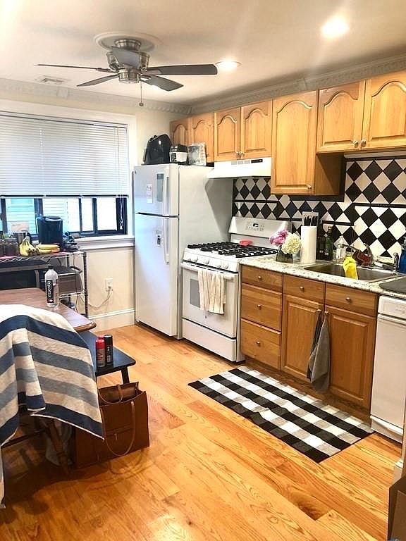 Renovated 2 bedroom home on a quiet street photo 3