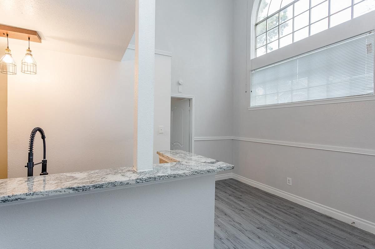 2 bdrm, 1 bath, open concept photo 4