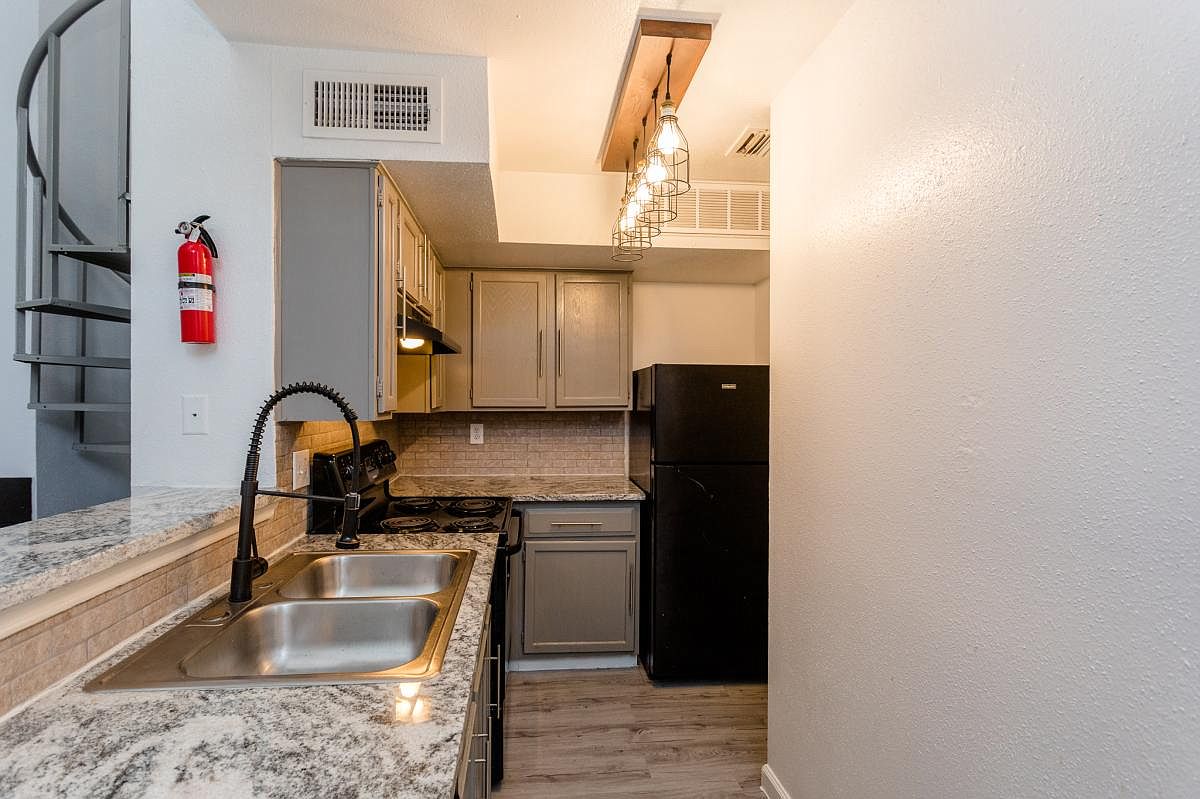 2 bdrm, 1 bath, open concept photo 3