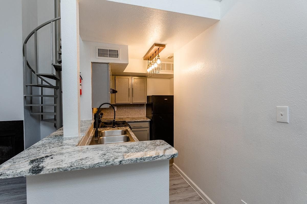 2 bdrm, 1 bath, open concept photo 2