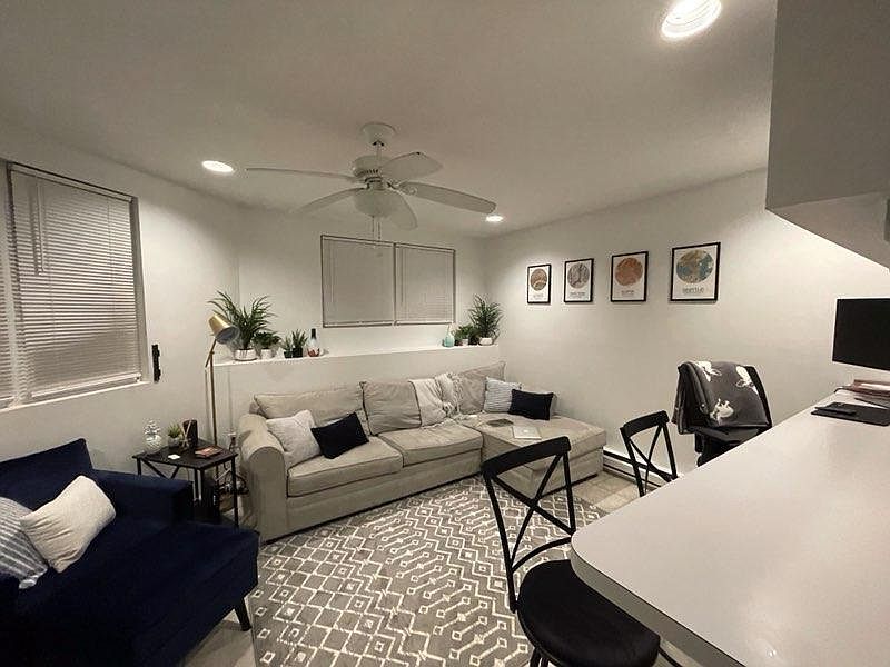 2 BED/ 1 BATH unit on a quiet street photo 3