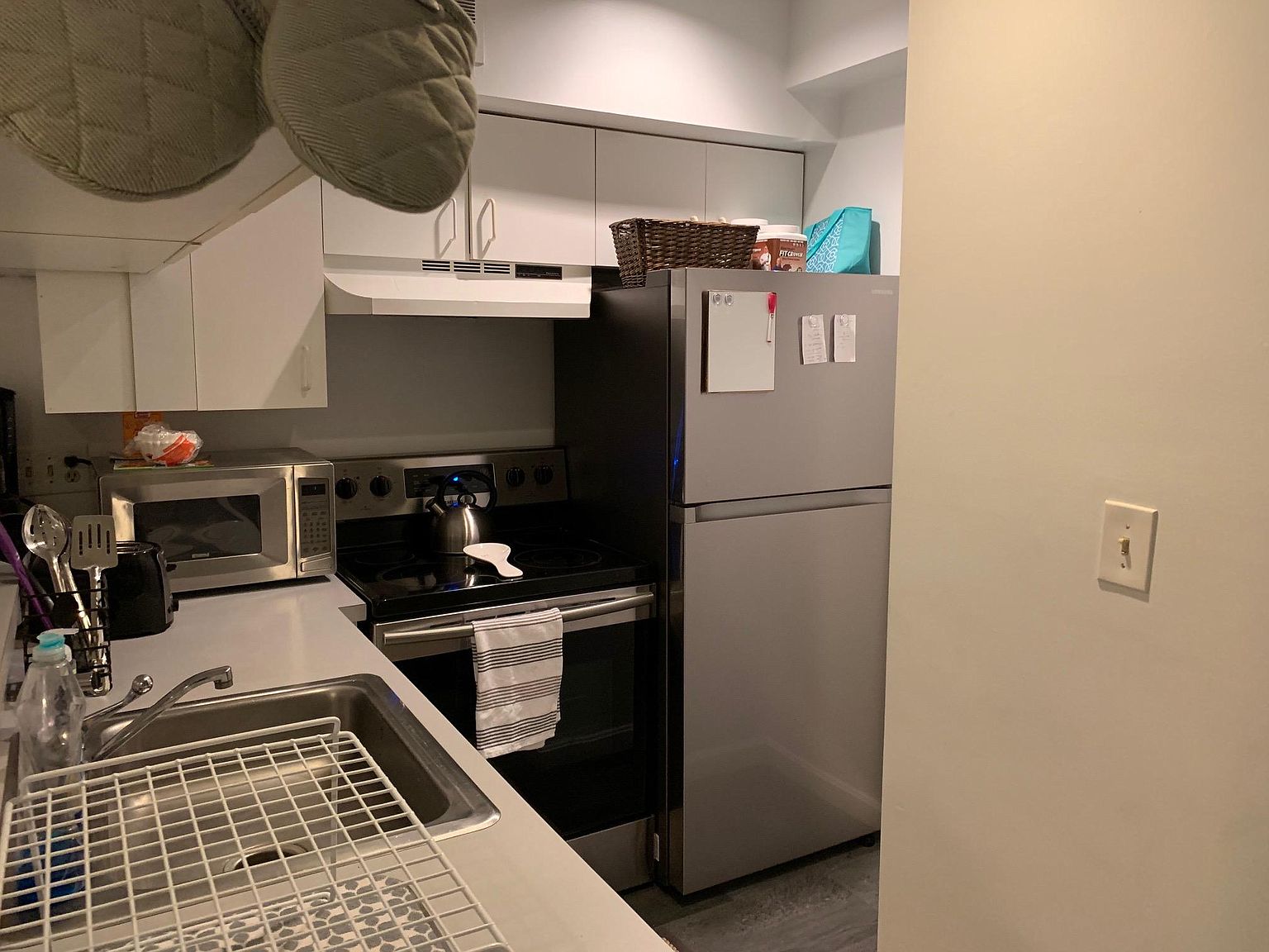 2 BED/ 1 BATH unit on a quiet street photo 2