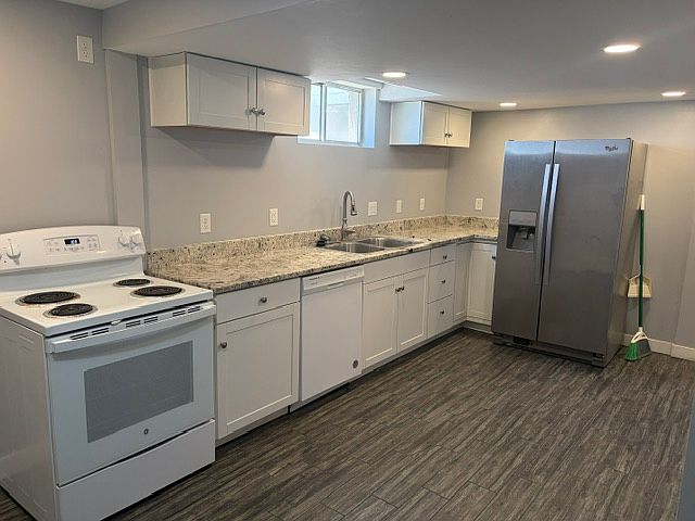 Basement apartment 2 bedrooms private photo 4