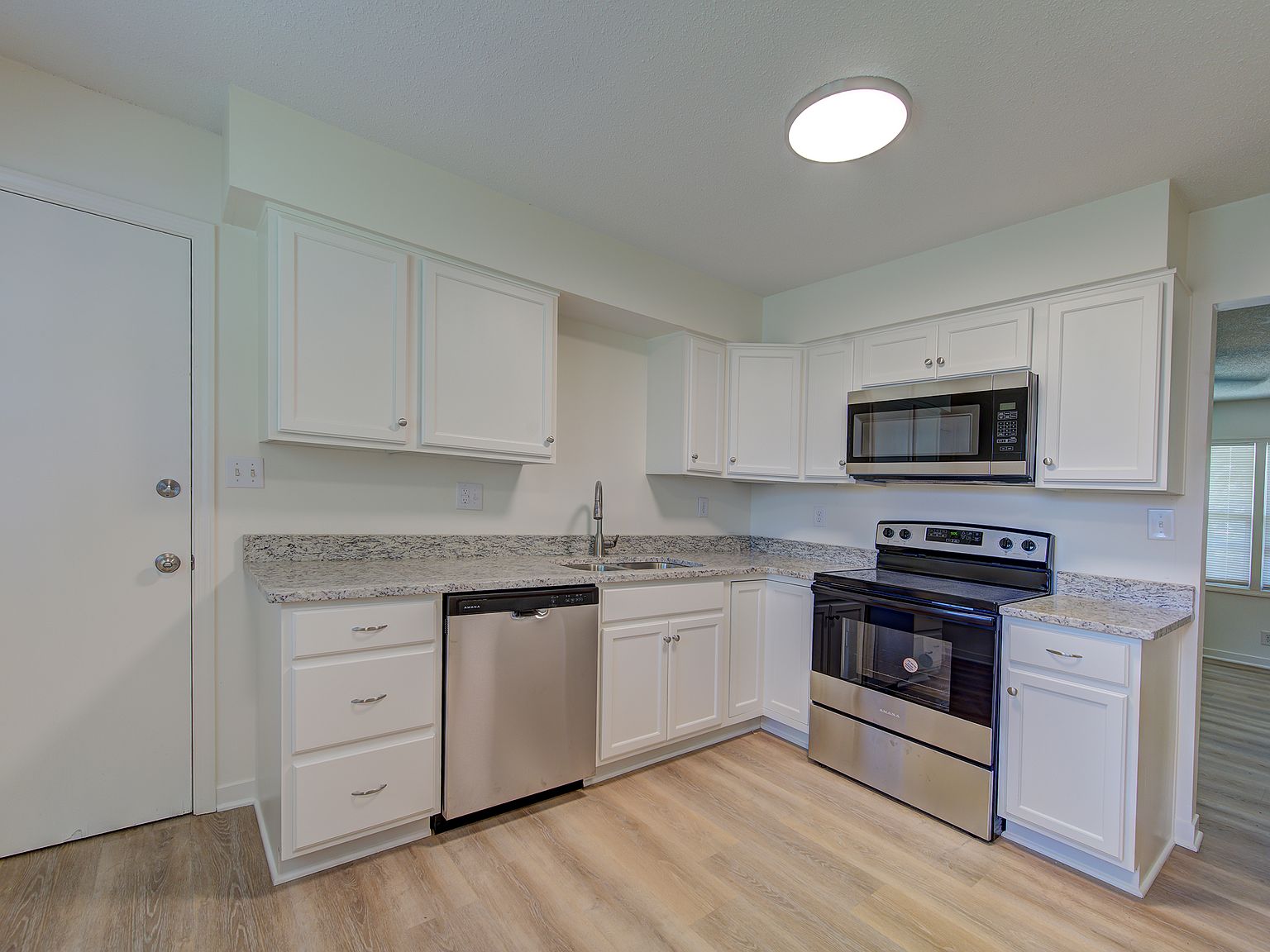2 bedroom 1 bath home with garage photo 5