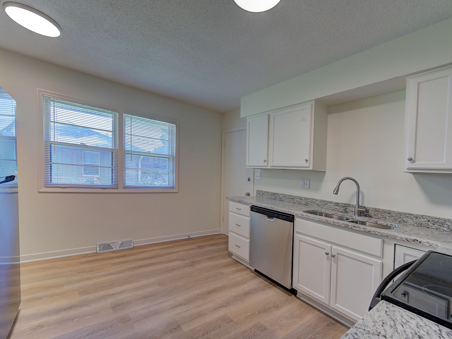 2 bedroom 1 bath home with garage photo 2