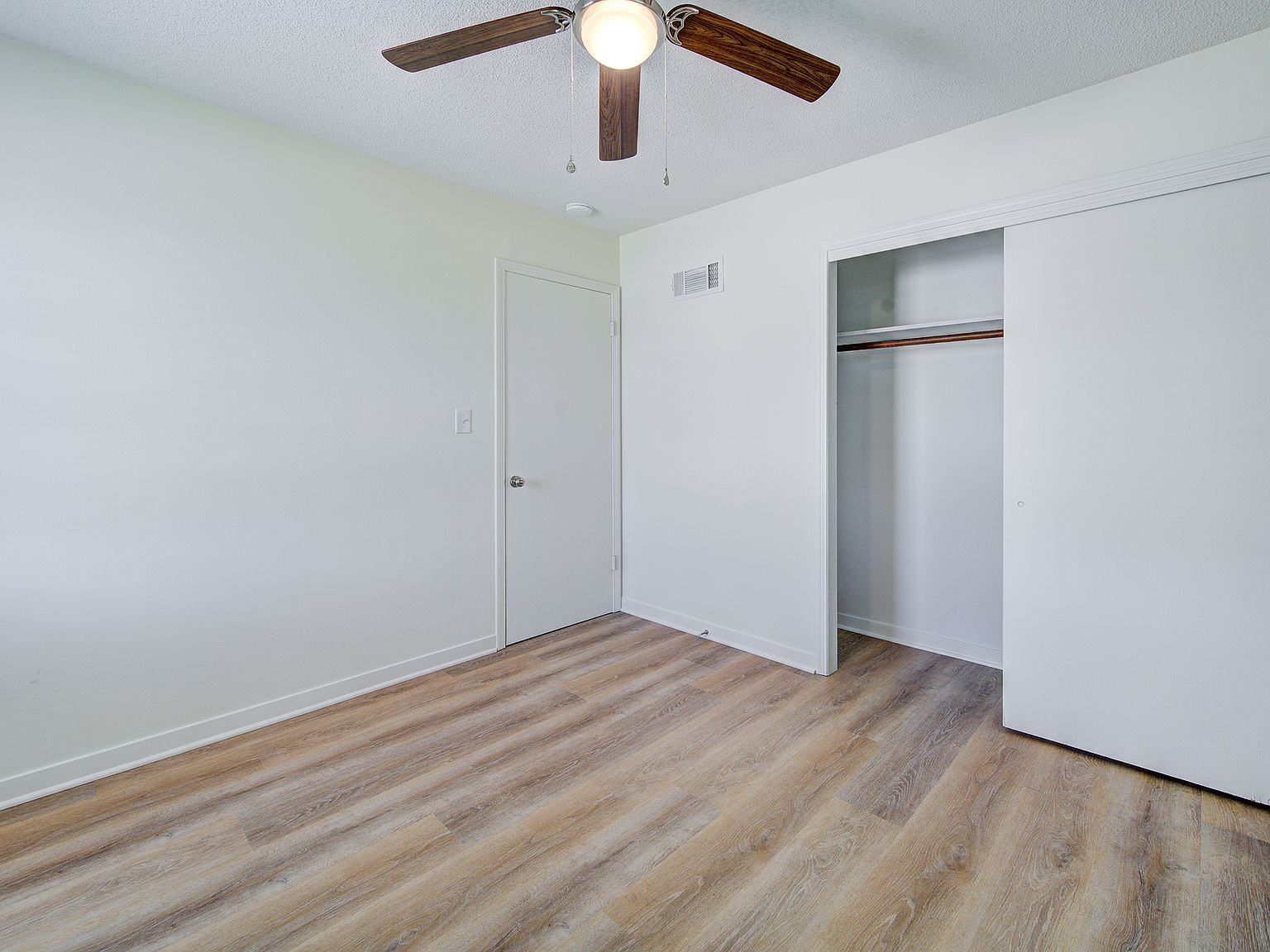 2 bedroom 1 bath home with garage photo 3
