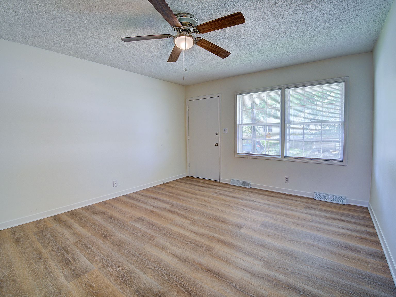 2 bedroom 1 bath home with garage photo 4