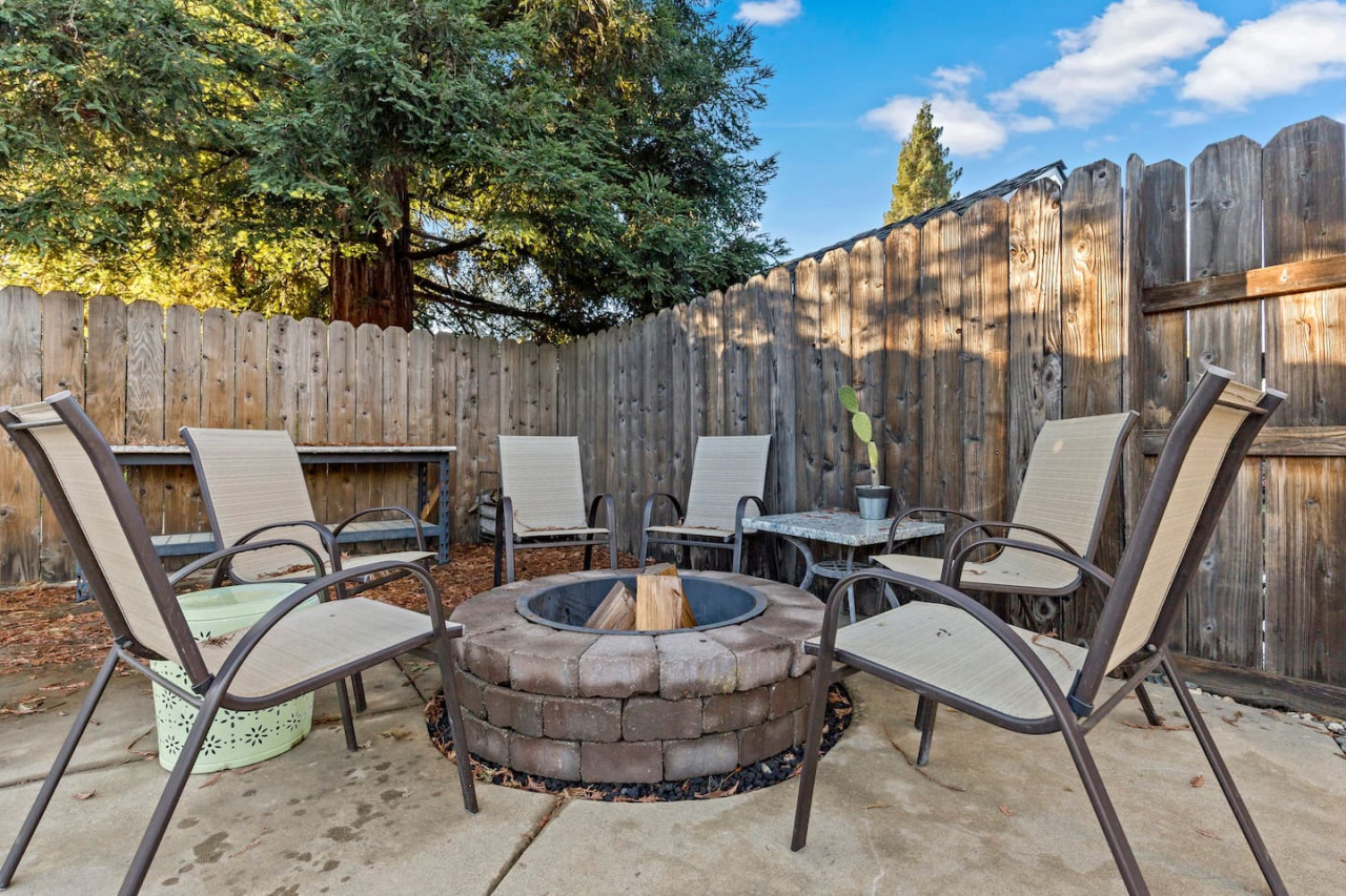 5BR · Pool · Hot Tub · RV Hookups • Garage photo 4