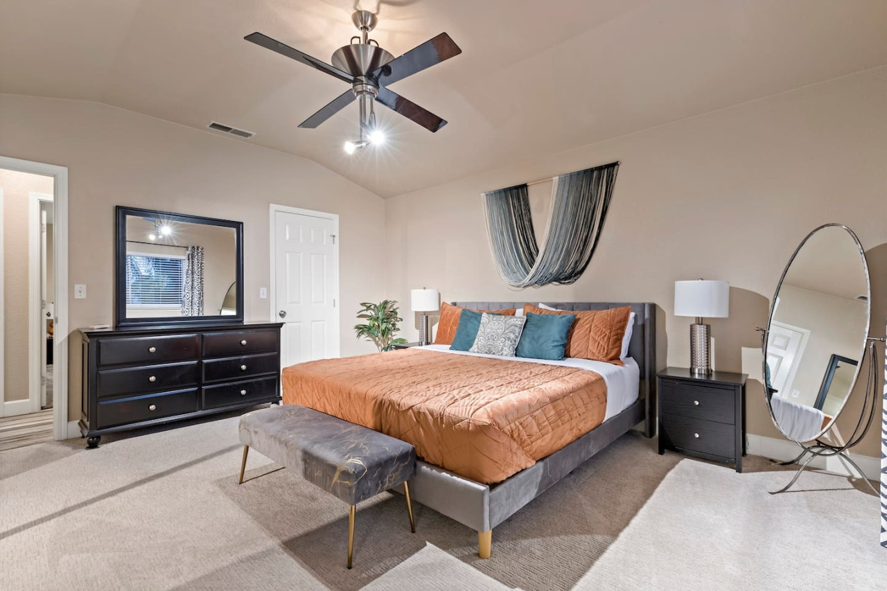5BR · Pool · Hot Tub · RV Hookups • Garage photo 2