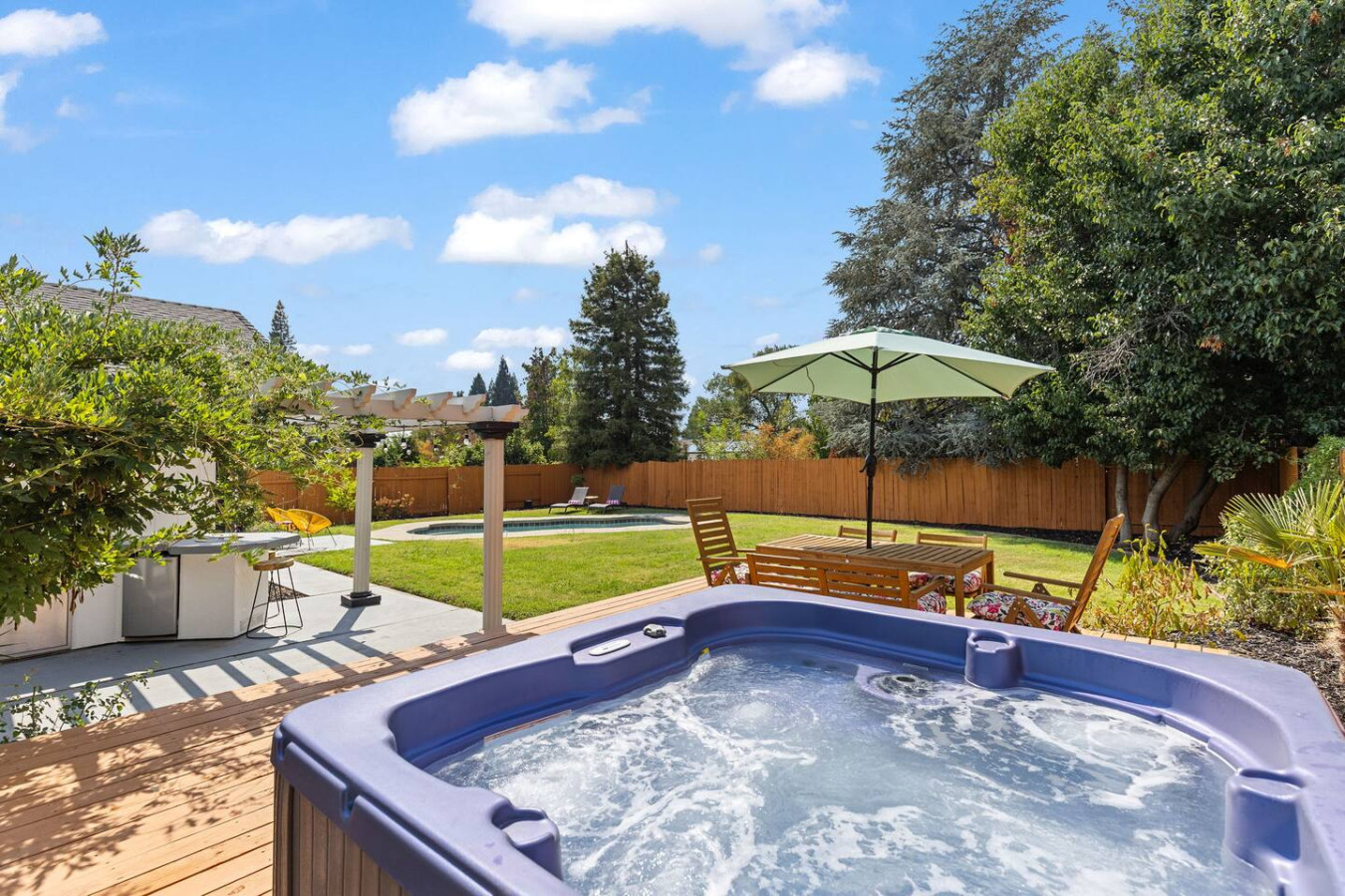 3BR · Pool · Hot Tub · BBQ · Garage · Roseville photo 5