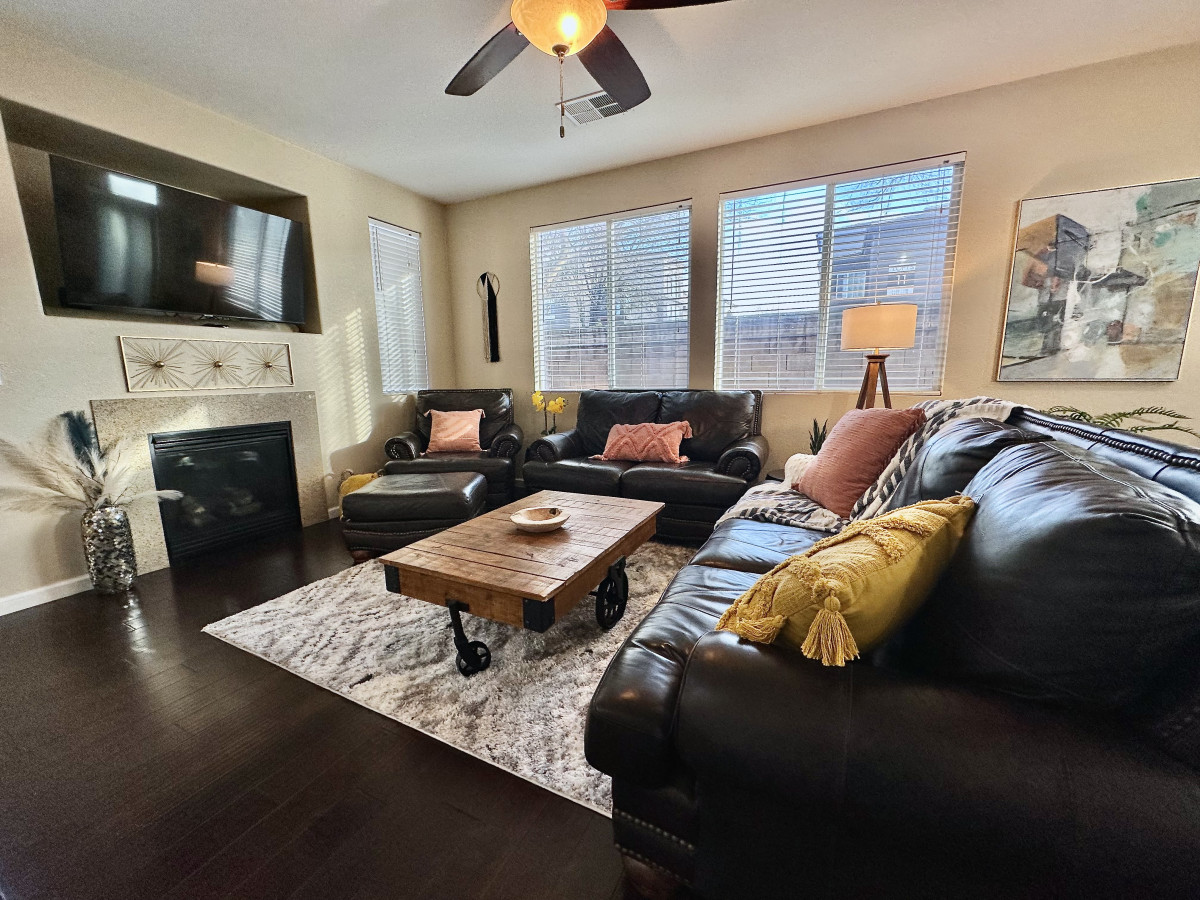 Dragon · 3BR · Garage Parking · 10 Min to SMF & Do photo 3