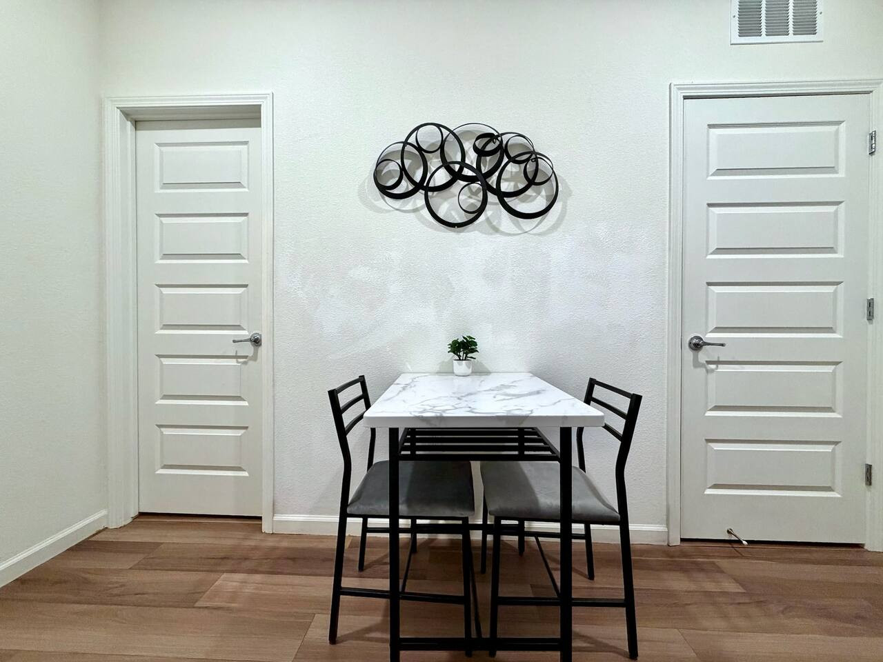 Private Guest Suite · Quiet Woodland Neighborhood photo 5