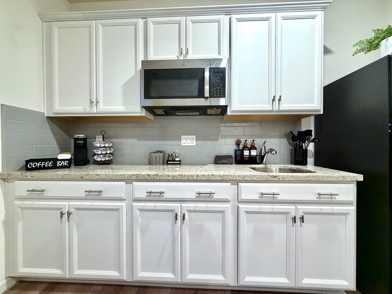 Private Guest Suite · Quiet Woodland Neighborhood photo 4