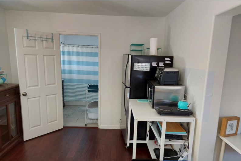 Light, bright 1-br apt - whole place, kitchenette photo 5
