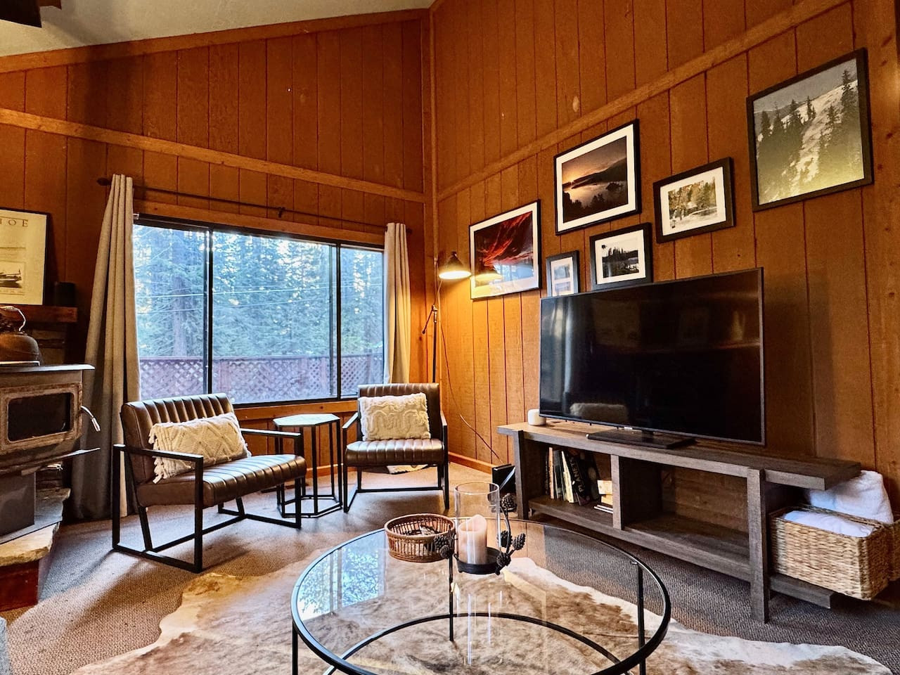 Aaron · Cozy Tahoe Vista Cabin · Walk to Beach  photo 4
