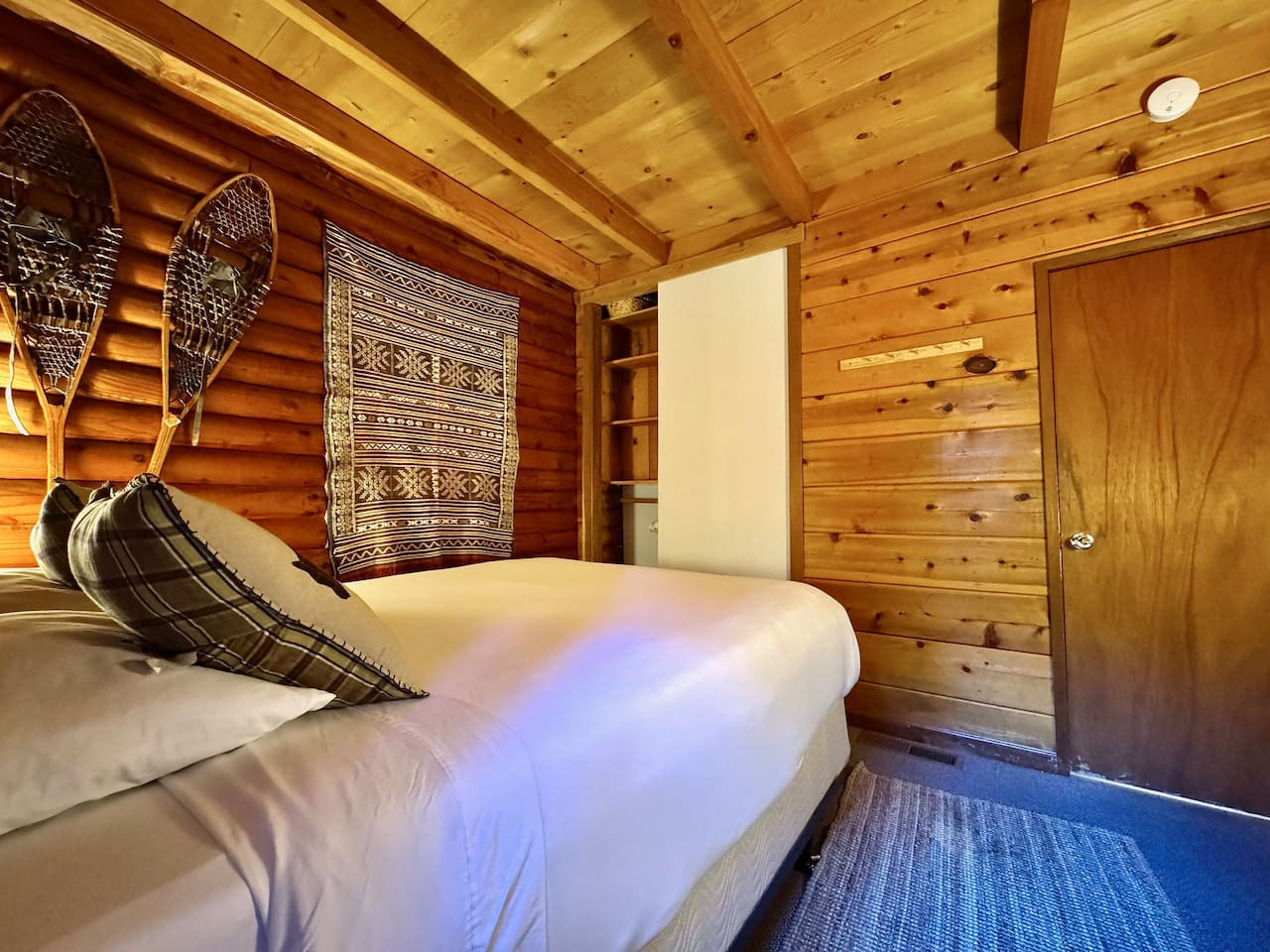 Aaron · Cozy Tahoe Vista Cabin · Walk to Beach  photo 3