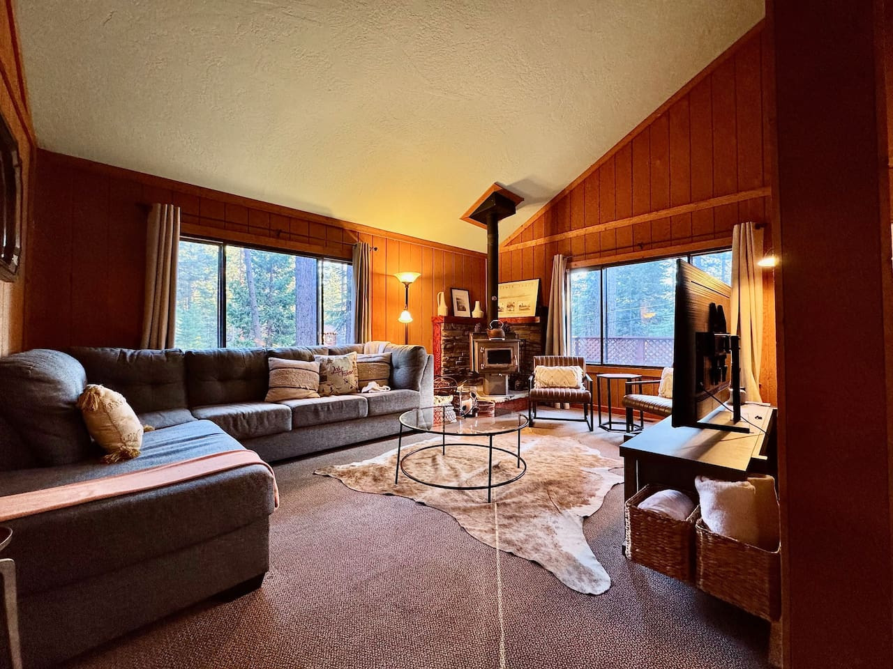 Aaron · Cozy Tahoe Vista Cabin · Walk to Beach  photo 5