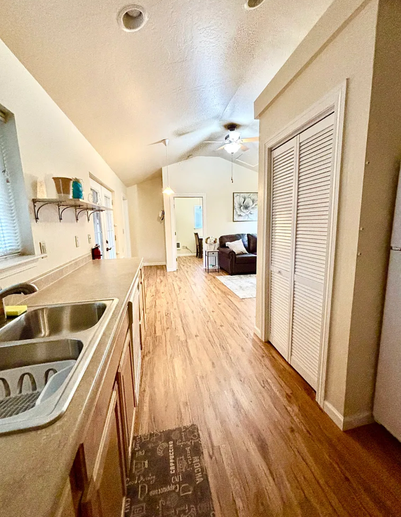 newly renovated 2 bedroom apartment photo 3