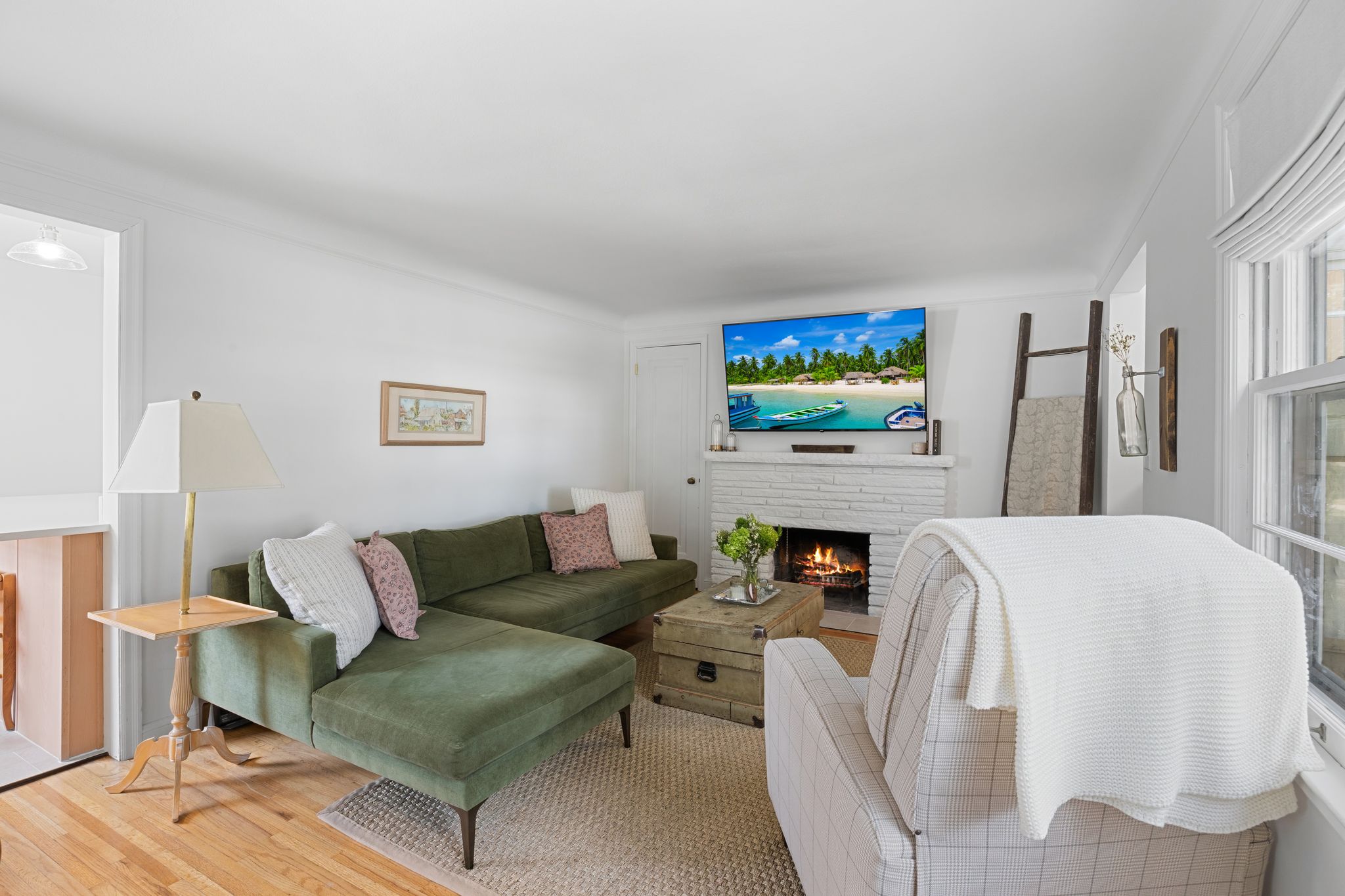 Quaint Newly renovated New England townhome  photo 5