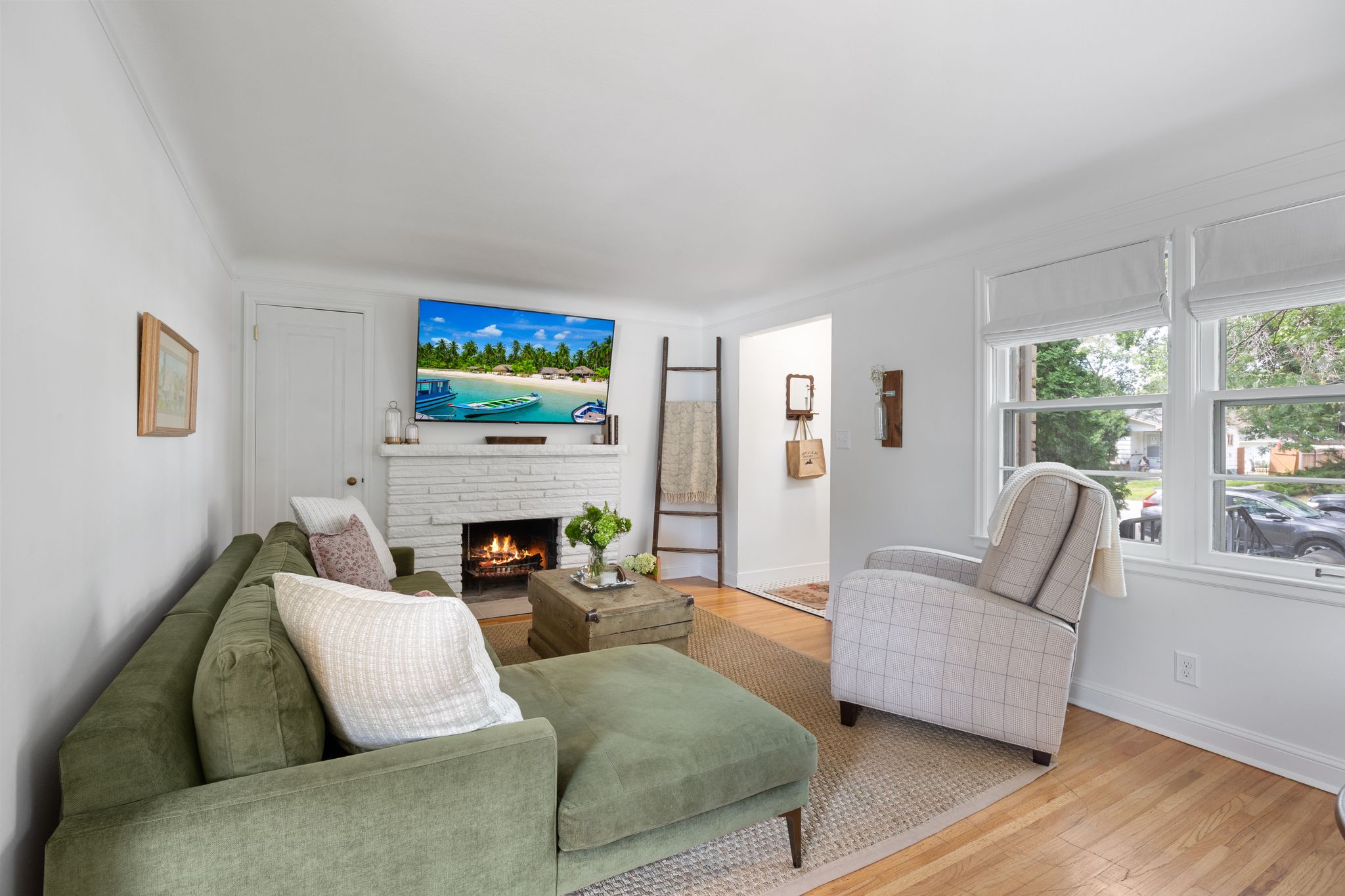 Quaint Newly renovated New England townhome  photo 4